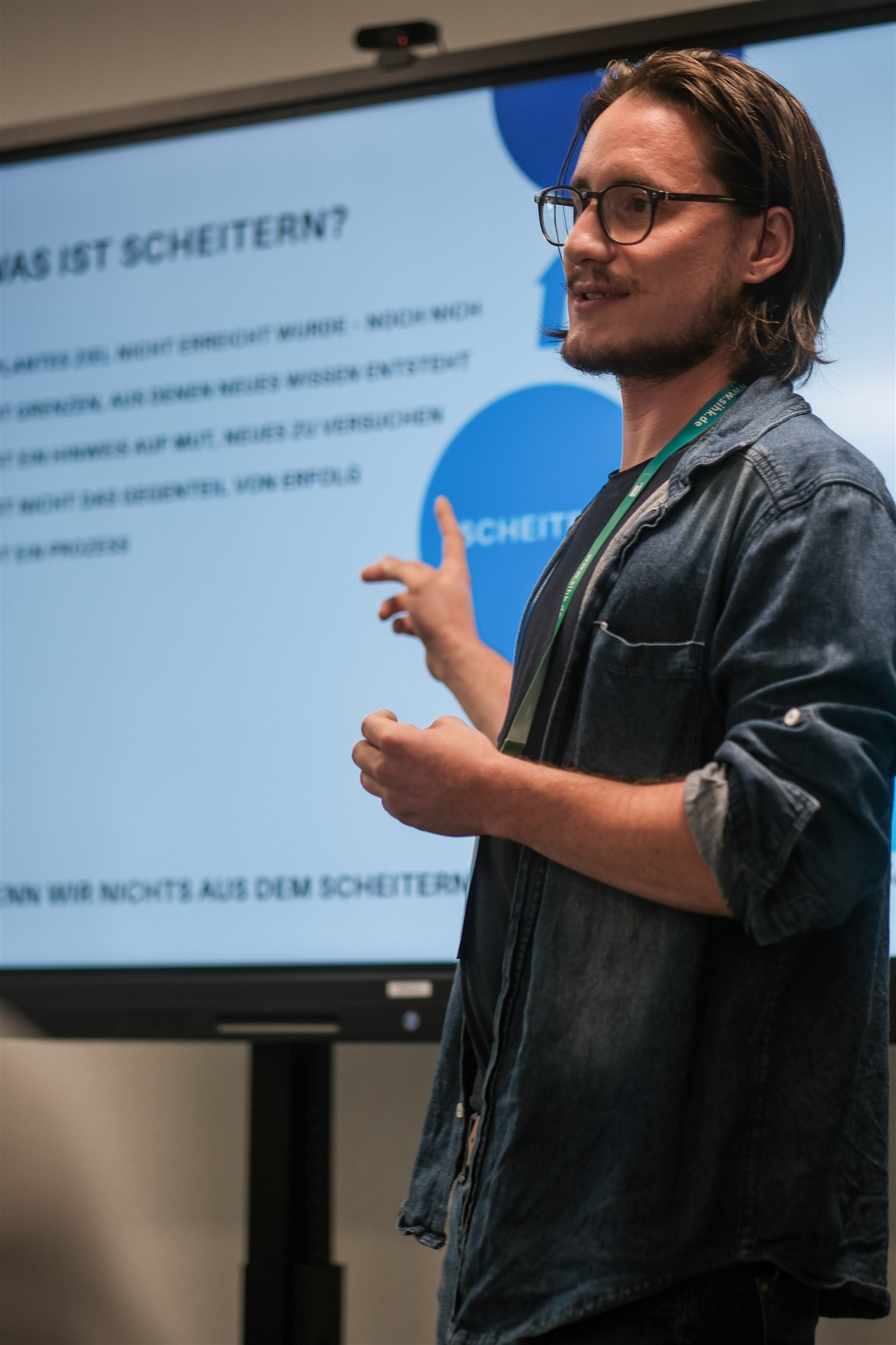 Lucas Kemna bei einem Vortrag